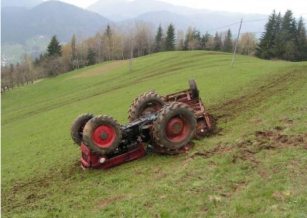 Traktorist nad Bohinjem umrl zaradi poškodb